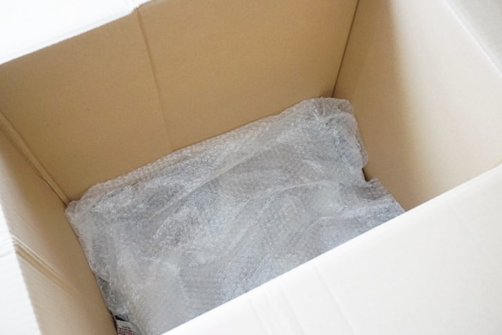 【パソコン買取アローズ】ダンボールのそこにプチプチや新聞紙を敷く