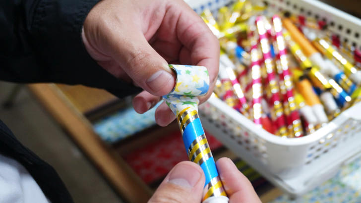 兵庫県淡路市にある吹き戻しの里(吹き戻しを作る手順5)