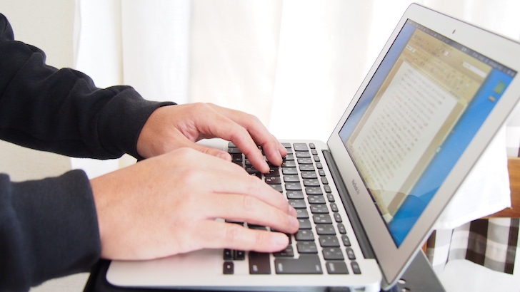 小林敏徳が文章を書いているところ