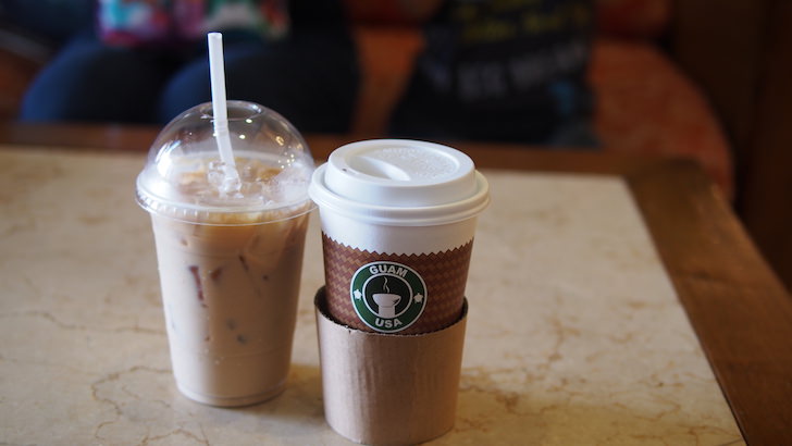 小林敏徳が撮影したコーヒーとアイスラテ