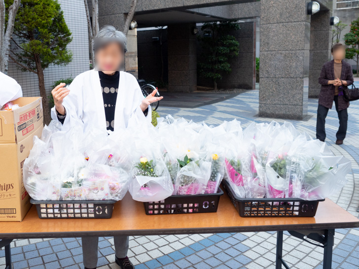 花祭りのようす:花の配布