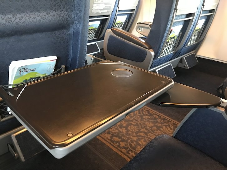 引き寄せた状態のテーブル