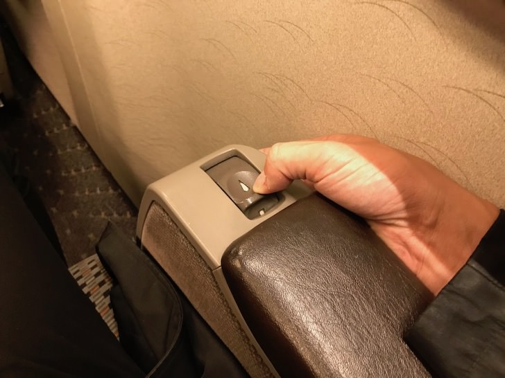 リクライニング用のレバー