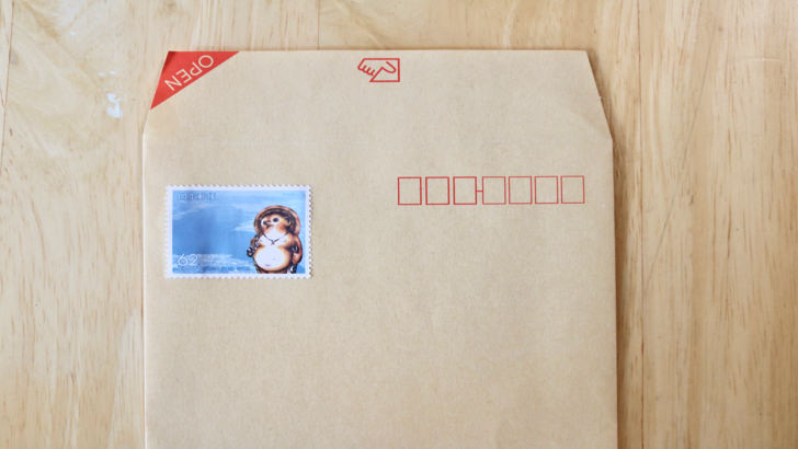 一度貼った切手をお湯で綺麗にはがす方法(封筒に貼られた62円切手)