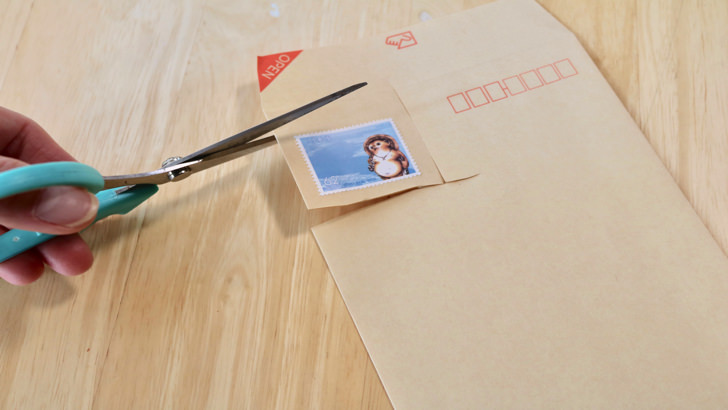 一度貼った切手をお湯で綺麗にはがす方法(封筒に貼られた62円切手を切り取る)