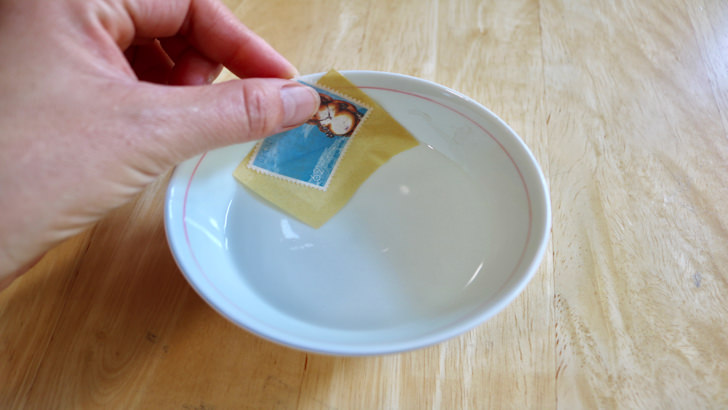 一度貼った切手をお湯で綺麗にはがす方法(62円切手をお湯にしばらく浸したらスルッとはがれる)