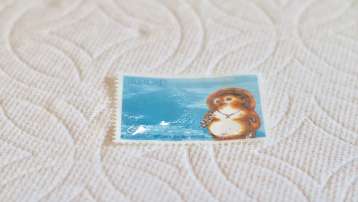 一度貼った切手をお湯で綺麗にはがす方法(お湯ではがした後の62円切手)