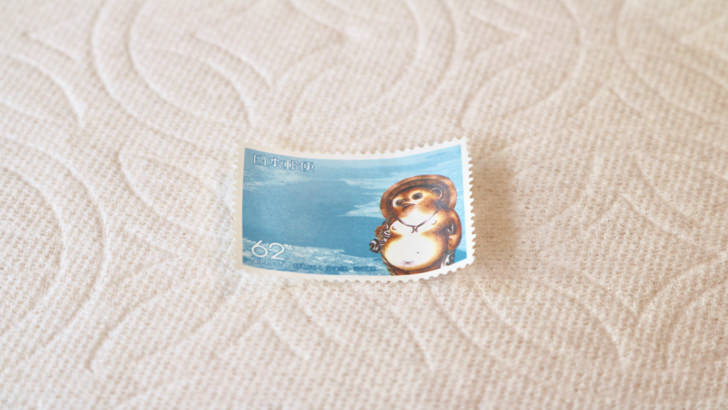 一度貼った切手をお湯で綺麗にはがす方法(はがした62円切手を自然乾燥させる)