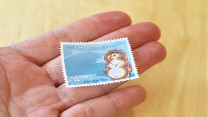 一度貼った切手をお湯で綺麗にはがす方法(自然乾燥させた62円切手の表面)