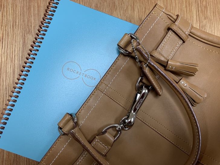 ハンドバッグからRocketbook Everlastが覗いている様子
