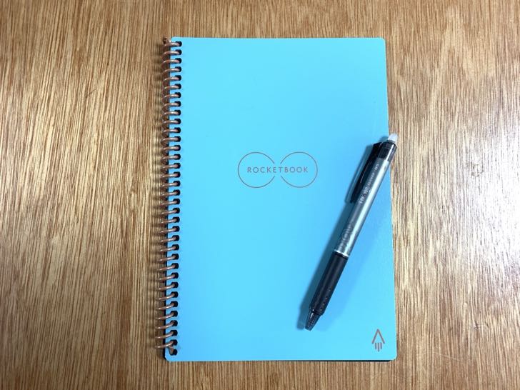 フリクションペンが置かれたRocketbook Everlast