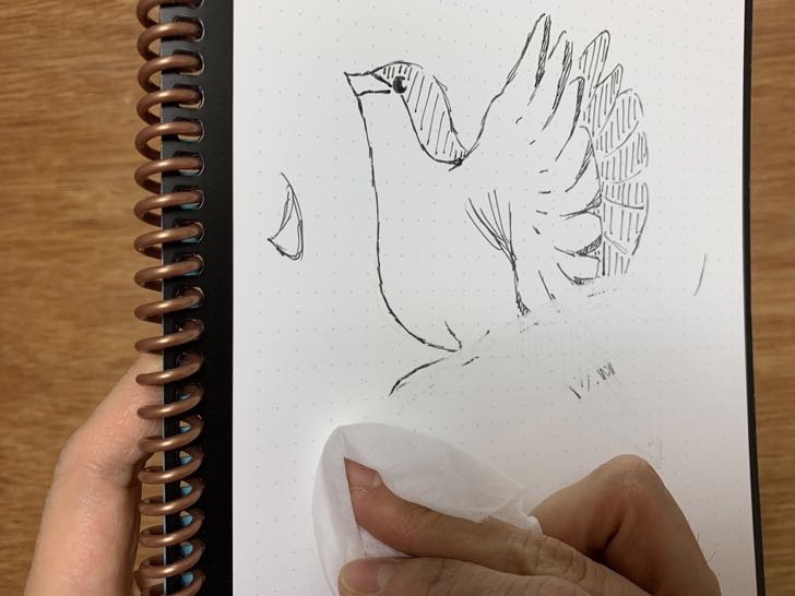Rocketbook Everlastに書いた絵をお尻拭きシートで消している様子