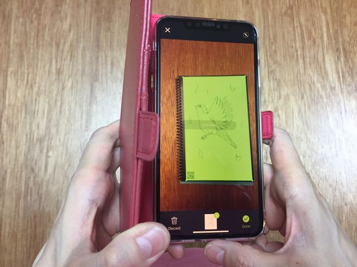 アプリからRocketbook Everlastに書いた絵を撮影している様子