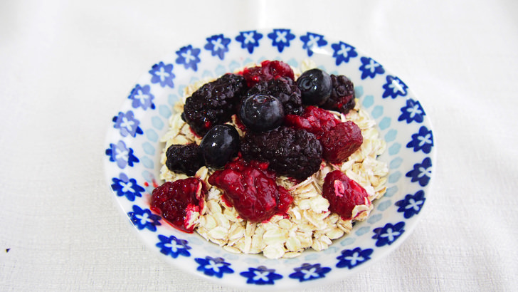 コストコのスリーベリーブレンド(3つのベリーをオートミールにのせた状態)