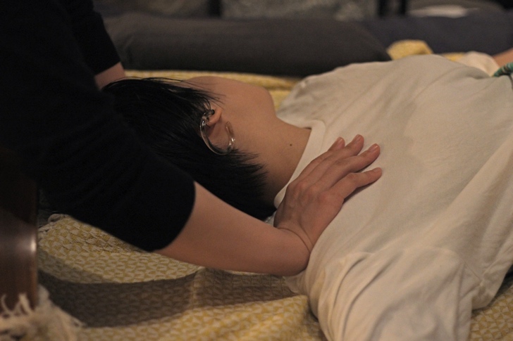 万力さんが整体をしているところ