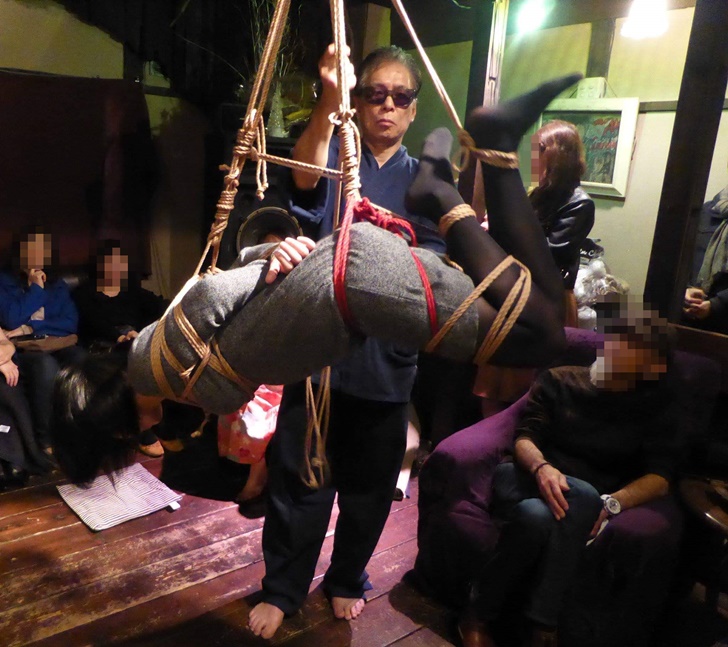 緊縛される玉村