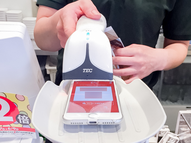 吉野家の店員がOrigami PayのQRコードを読み取る