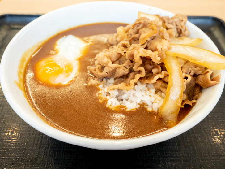 吉野家 牛スパイシーカレー(半熟玉子トッピング)