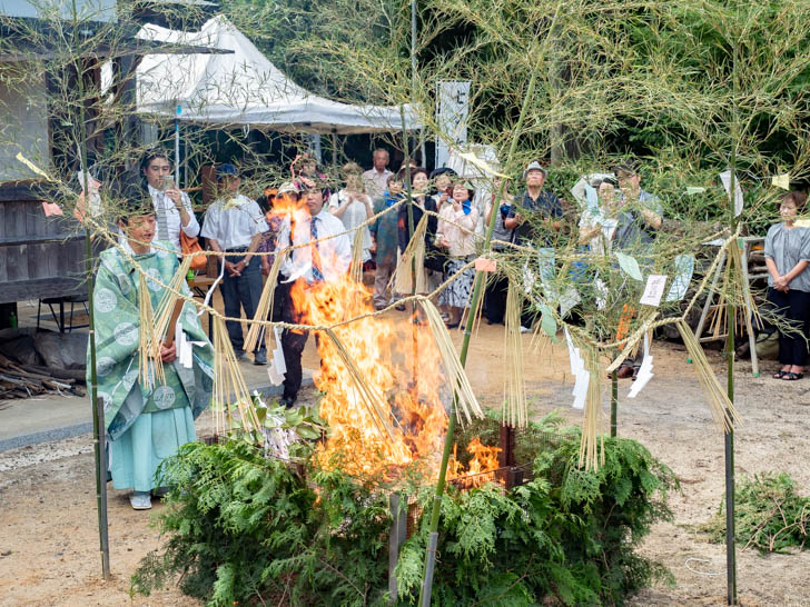 七夕飾りの神社での炊き上げのようす