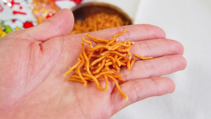 コストコのベビースターラーメン40袋入り(中身を手にのせた様子)