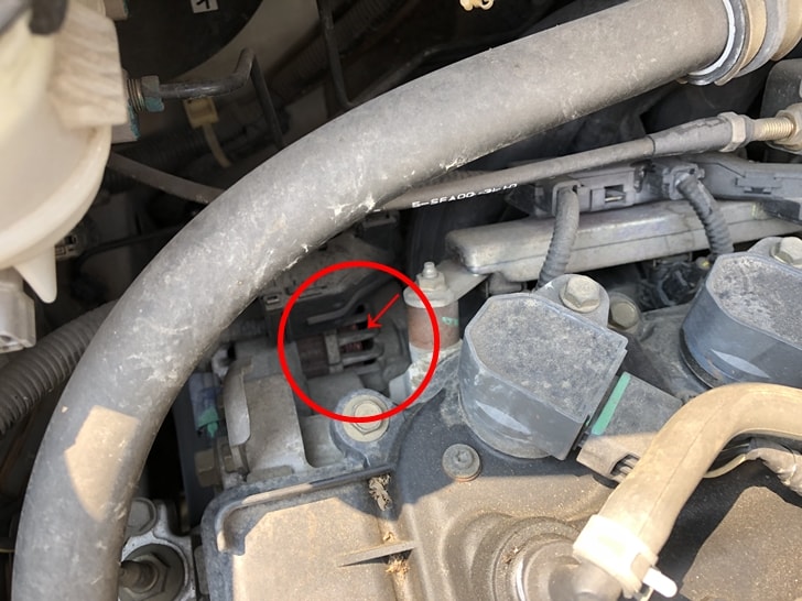 【車のバッテリーが上がる】エンジンルームの発電機