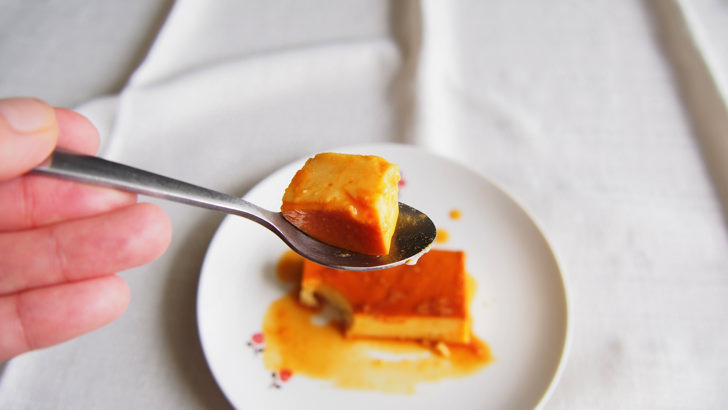 コストコのキャラメルフラン(切り分けたものをスプーンですくった状態)