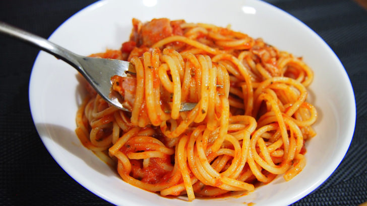 コストコのクラシコ パスタソース トマト&バジル(パスタソースで調理したパスタをフォークですくったところ)