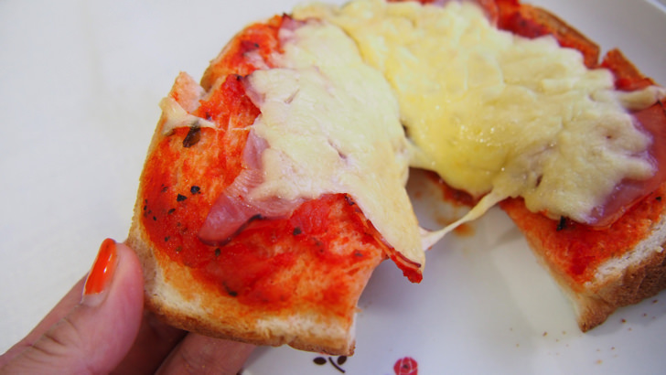 コストコのクラシコ パスタソース トマト&バジル(パスタソースで調理したピザをカットしたところ)