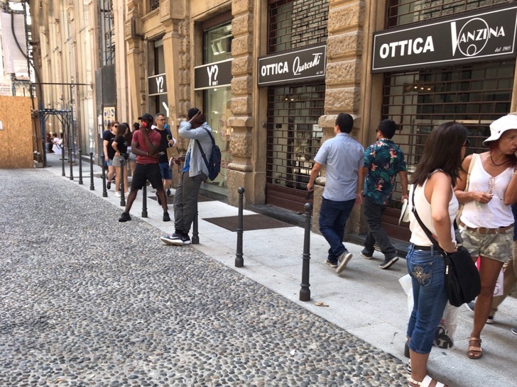 イタリアのミラノにいたミサンガを持っている人