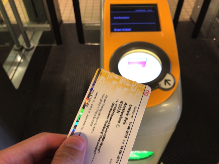 オランダ鉄道チケットを改札に通すところ