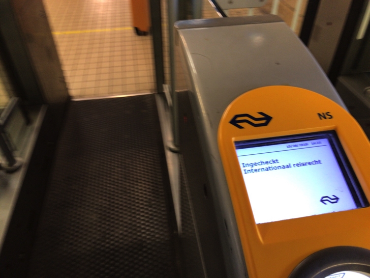 オランダ鉄道チケットを改札に通すところ