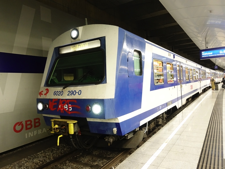 ウィーン国際空港に停まっている電車