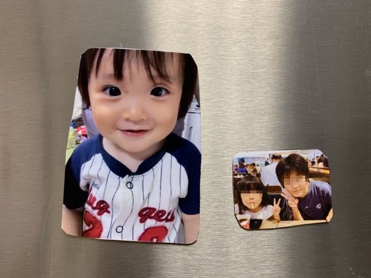 写真が印刷されたシールを貼り付けたマグネット