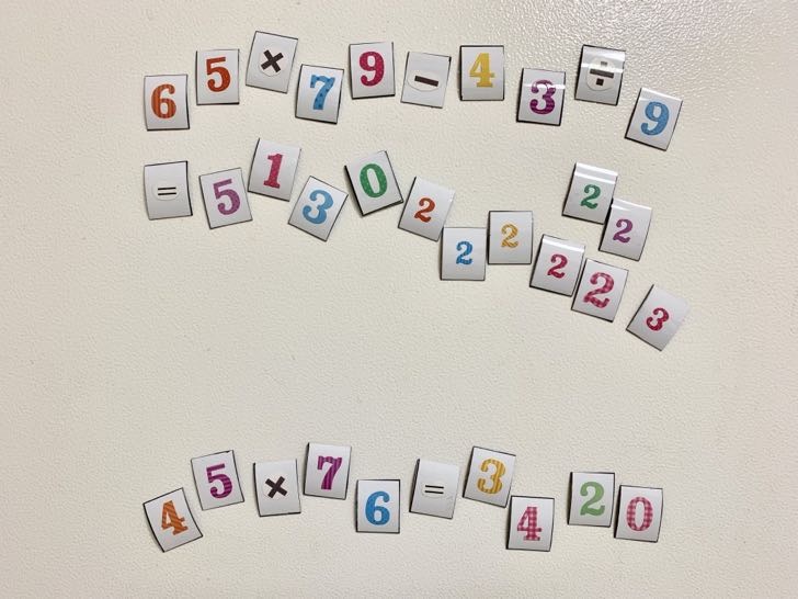 数字のシールが貼られたマグネット