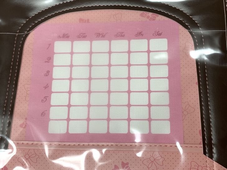 ランドセル「ふわりぃ」のかぶせ部分の裏に入れられた時間割表