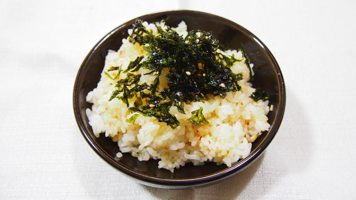 コストコの韓国味付けのりフレーク(白米にかけた様子)