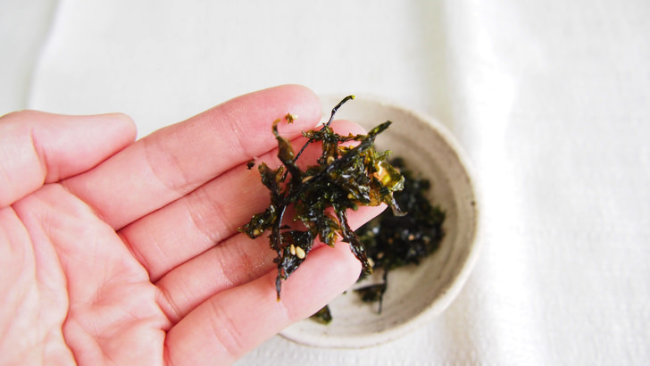 コストコの韓国味付けのりフレーク(手に取った様子と質感)