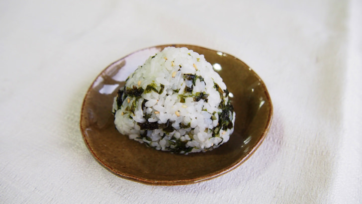 コストコの韓国味付けのりフレーク(おにぎりに混ぜた様子)