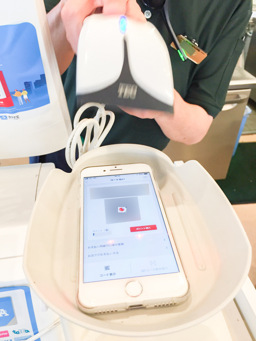 吉野家でメルペイを使って支払うために店員が読み取るところ