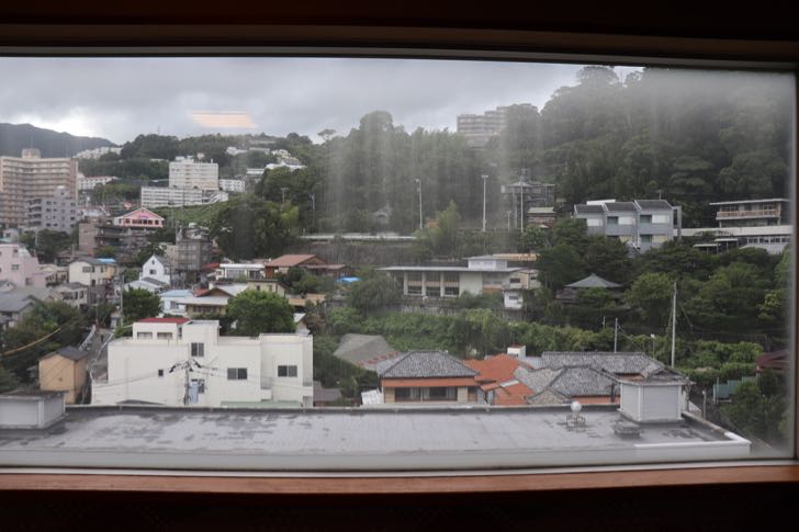 ニューフジヤホテルの部屋の中から見た景色