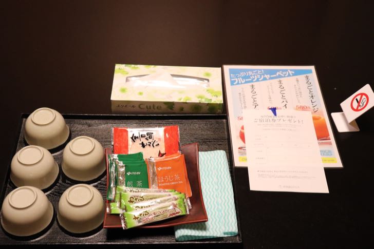 ニューフジヤホテルの部屋に用意された茶菓子