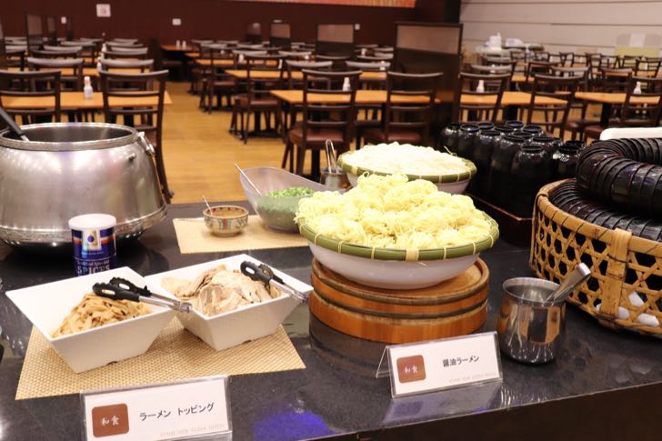 ニューフジヤホテルの夕食バイキングに用意されたラーメン
