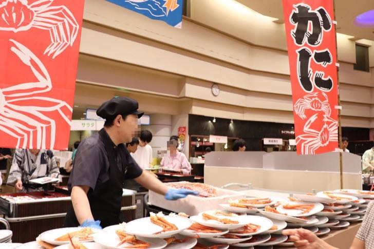 ニューフジヤホテルの夕食バイキングに用意されたカニ