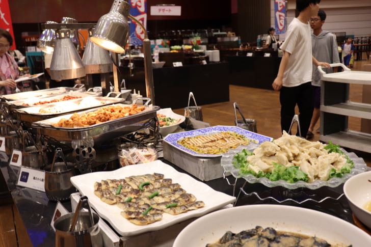 ニューフジヤホテルの夕食バイキングに用意されたおかず類