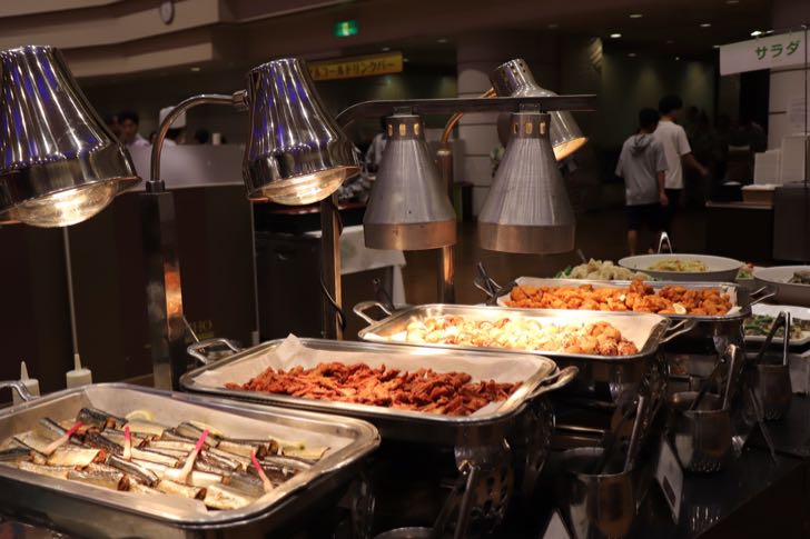ニューフジヤホテルの夕食バイキングに用意されたおかず類ニューフジヤホテルの夕食バイキングに用意されたおかず類