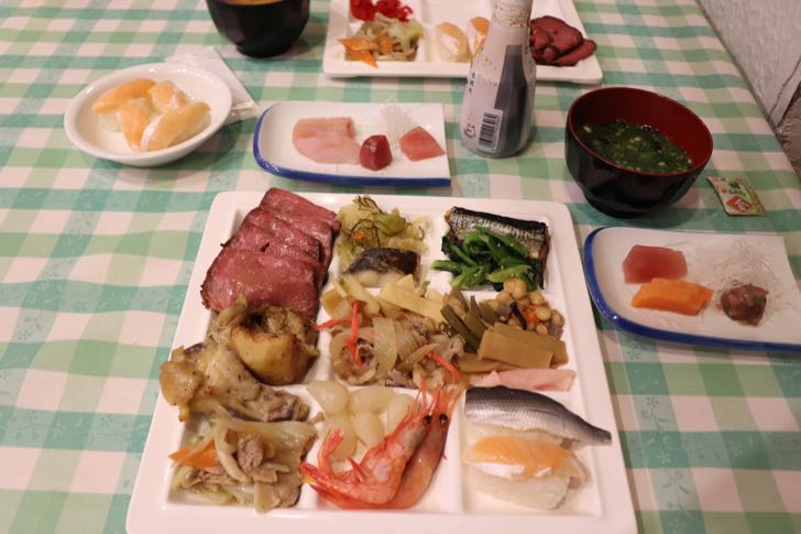 夕食バイキング時に筆者が盛り付けた皿