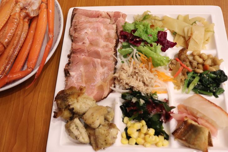 2日めの夕食バイキング時に筆者が盛り付けた皿