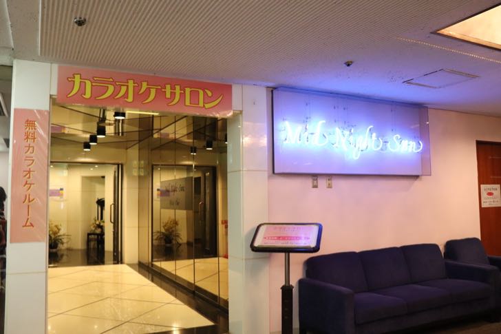 ニューフジヤホテルのカラオケルームの入り口