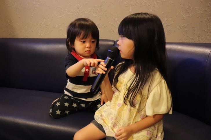 カラオケを楽しむ筆者の子ども達