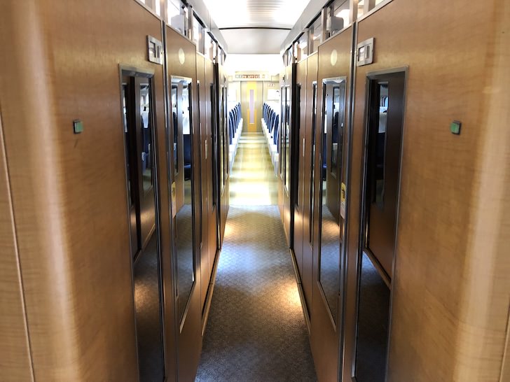 コンパートメントの通路